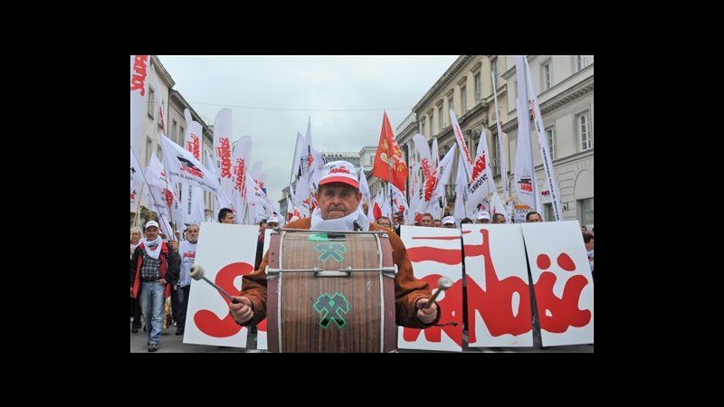 Polonia, 100mila in piazza a Varsavia contro politiche lavoro