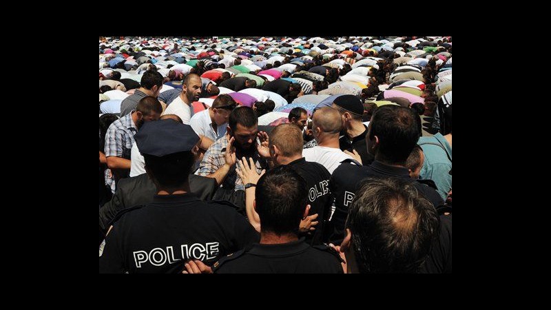 Kosovo, 300 musulmani pregano in strada per chiedere nuove moschee