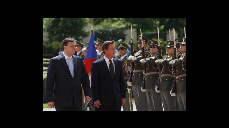 Grecia, Cameron e Necas: Solo Paesi eurozona dovrebbero fornire aiuti