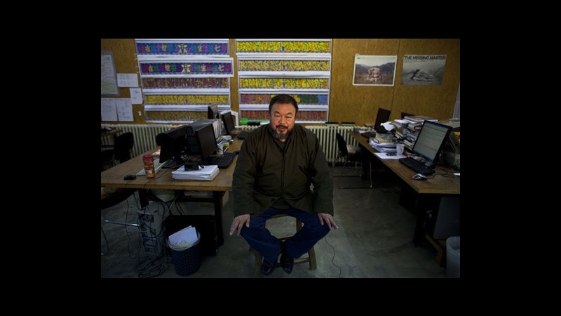 Cina, ministero Esteri: Ai Weiwei non potrà lasciare Paese per un anno