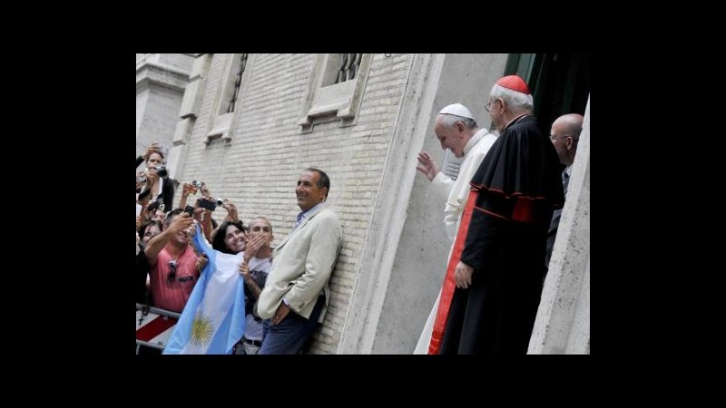 Papa: Conventi non sono alberghi per fare soldi, diamoli ai rifugiati