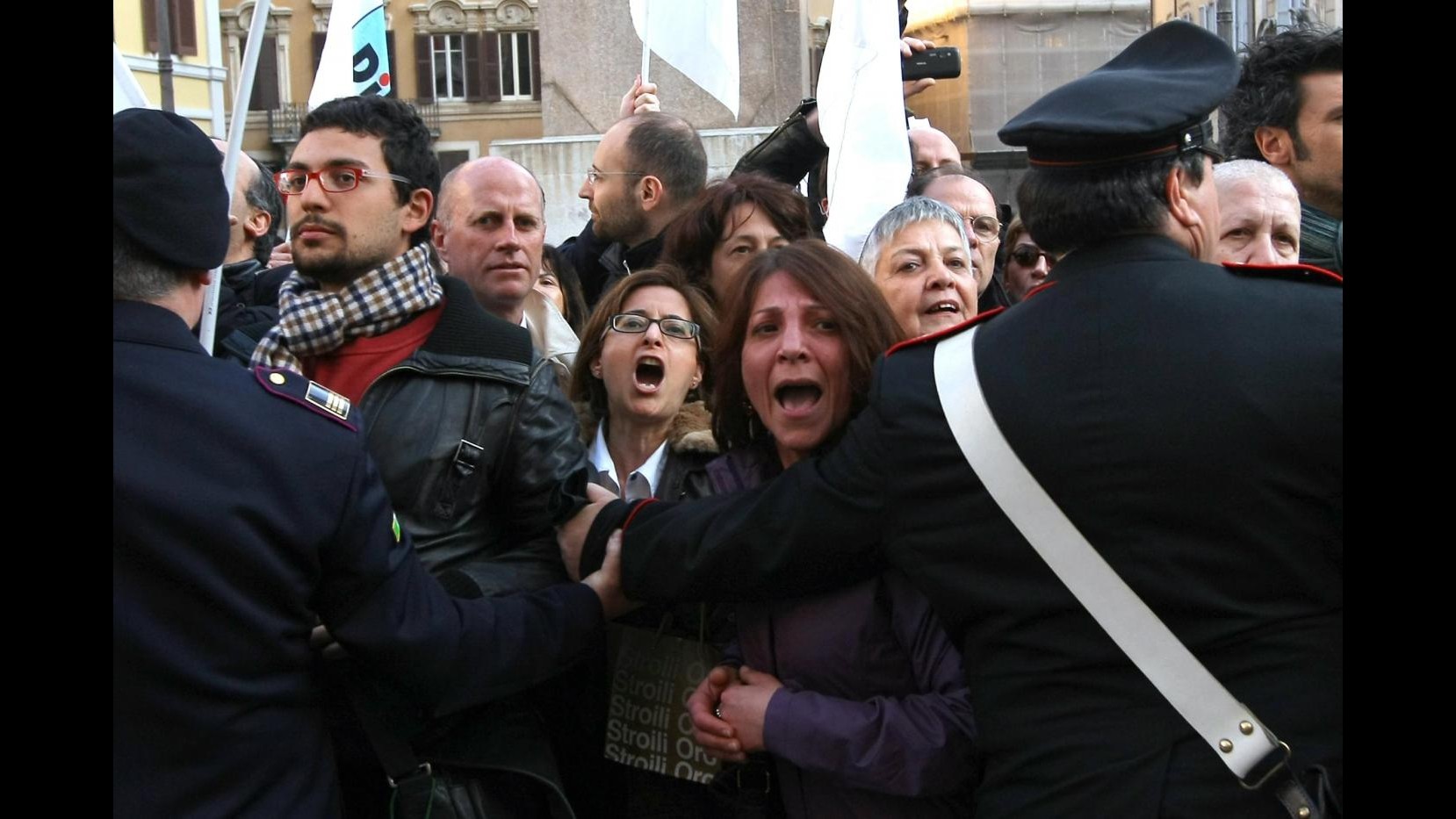 Manifestazione in piazza Montecitorio, petardi e cariche