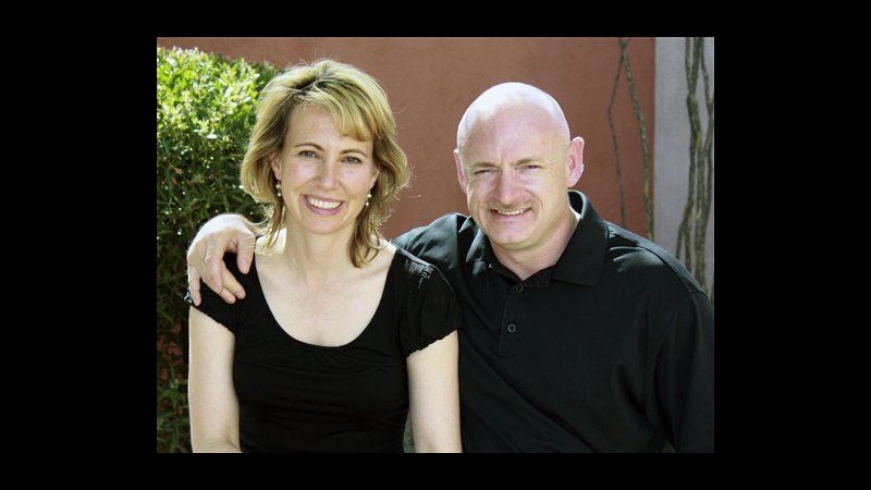 Giffords e marito scriveranno libro su attentato, lui lascia la Nasa