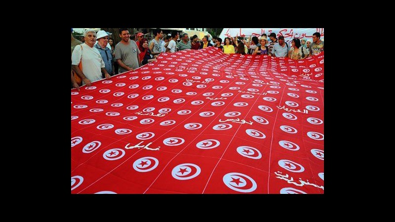 Tunisia, decine di migliaia in piazza: chiedono dimissioni del governo