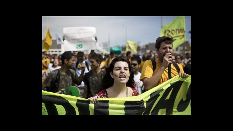 Brasile, proteste in giorno indipendenza: bloccata parata militare a Rio