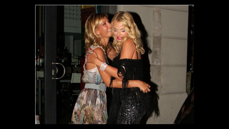 Valeria Marini e Raffaella Zardo si abbracciano davanti allo Shiki Valeria Marini e Raffaella Zardo si abbracciano davanti allo Shiki