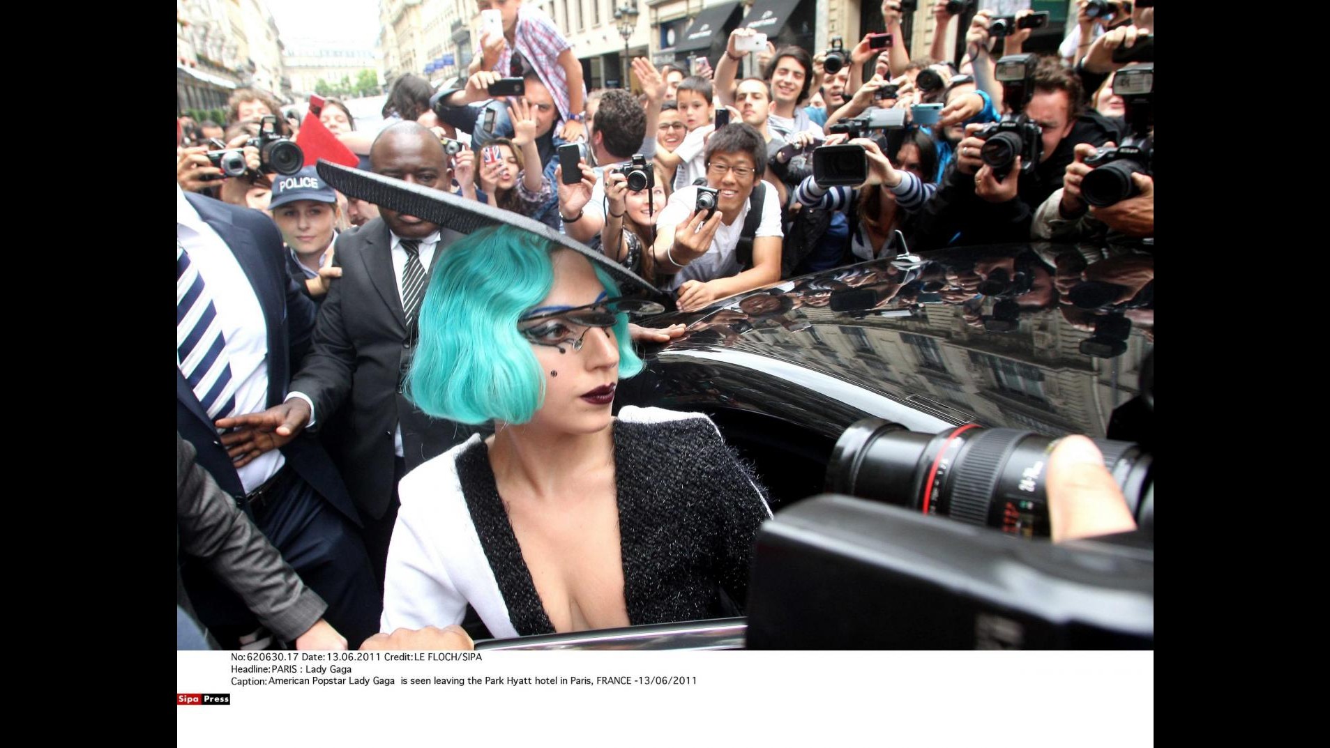 Lady Gaga sfoggia un nuovo look: diventa calva