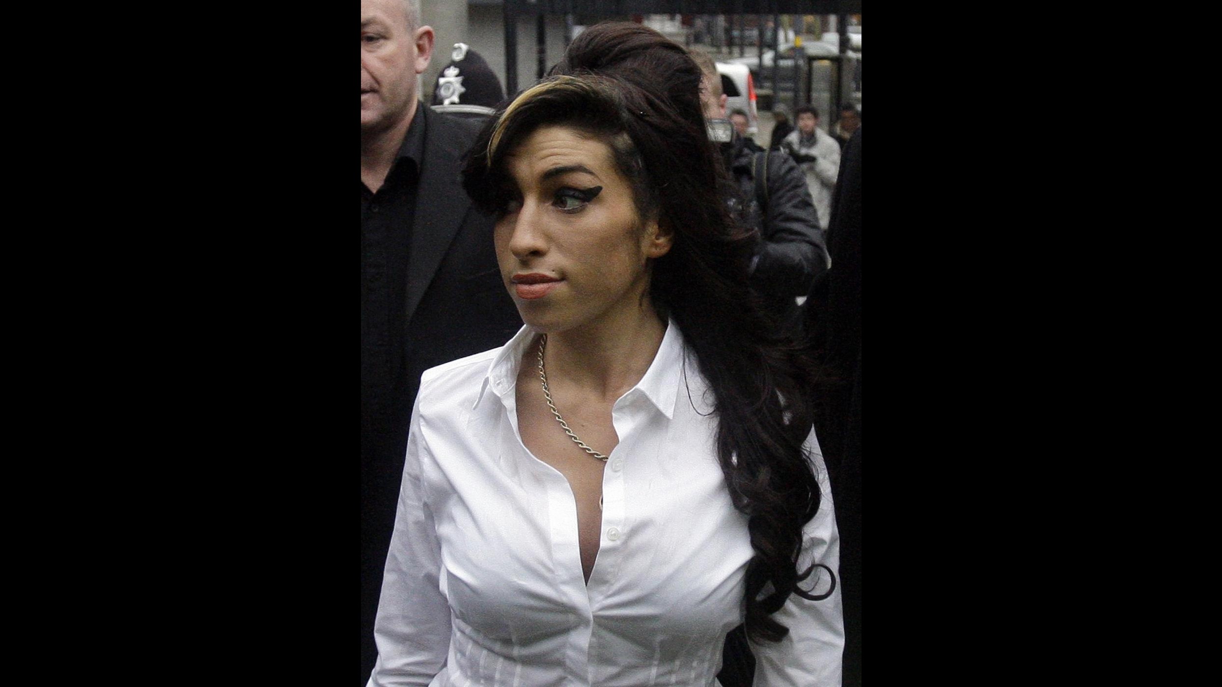 Amy Winehouse cancella date europee dopo concerto fischiato a Belgrado