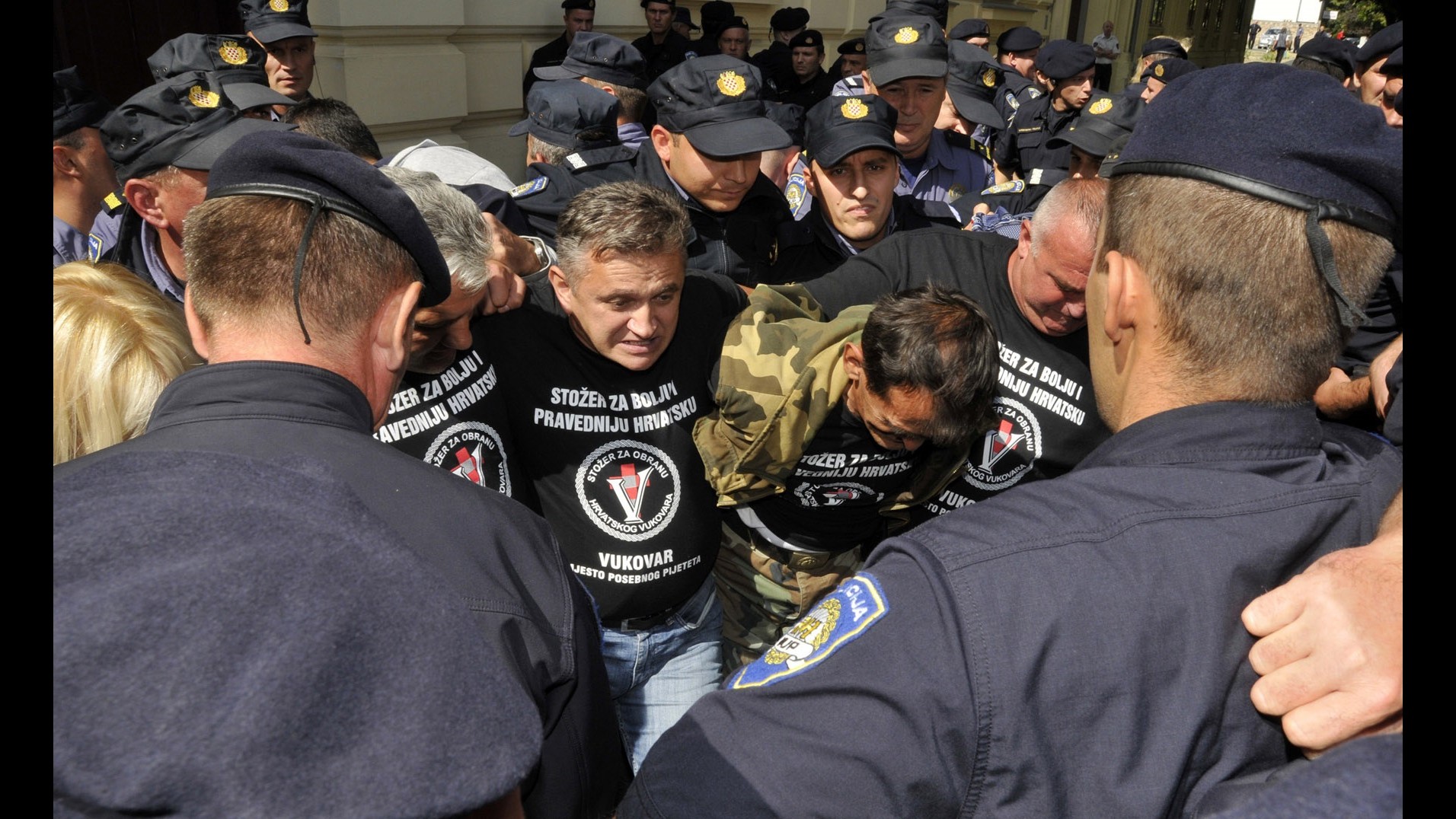 Croazia, veterani guerra distruggono cartelli in serbo a Vukovar