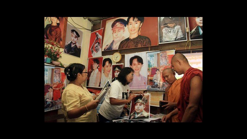 Birmania,Suu Kyi festeggia compleanno in libertà:prima volta da 9 anni