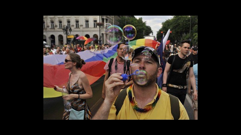 Gay pride in capitali est europeo, tanti colori e poche violenze