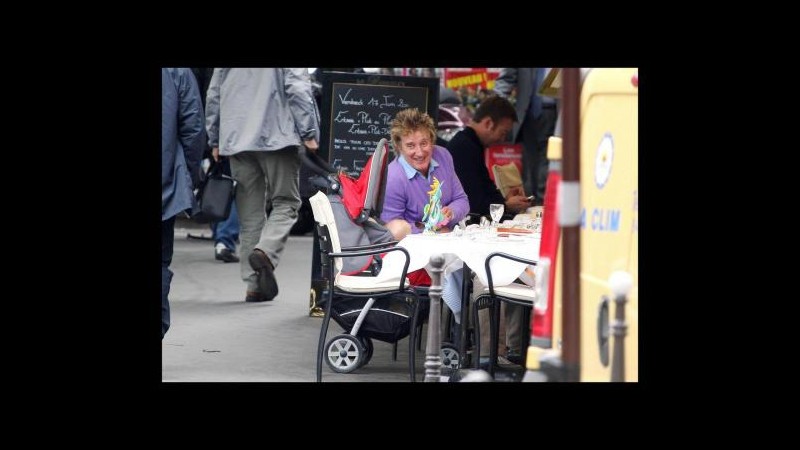 Rod Stewart a Parigi con la moglie Penny Lancaster e il piccolo Aiden