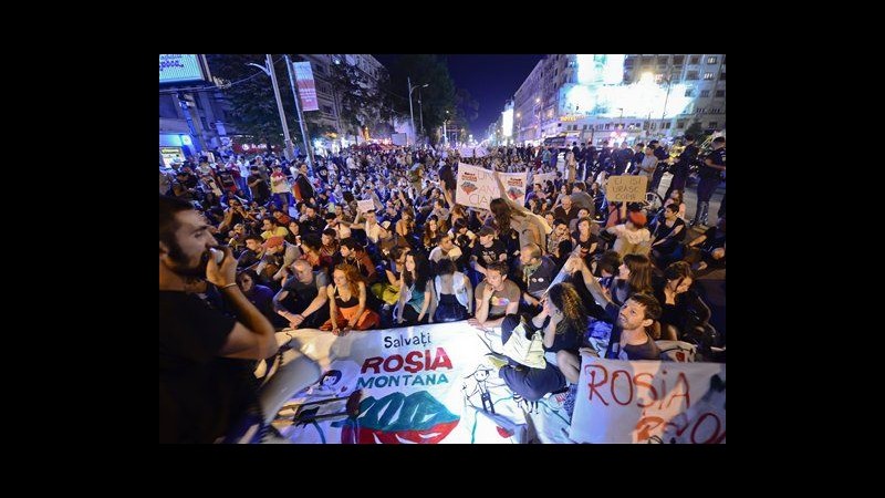 Romania, migliaia in piazza a Bucarest contro miniera d’oro