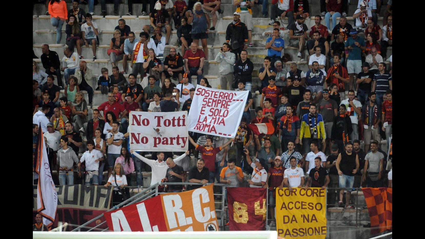 Ultrà romanisti attaccano bus Verona: squadra passa notte a Roma