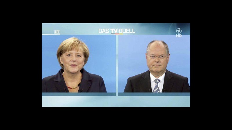 Germania, duello tv Steinbrueck-Merkel: lui attacca, lei tiene testa