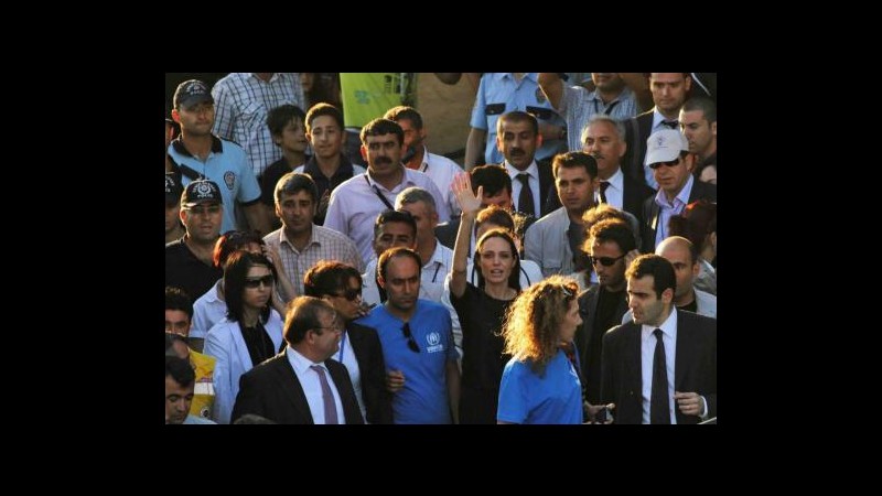 Angelina Jolie dai profughi in Turchia