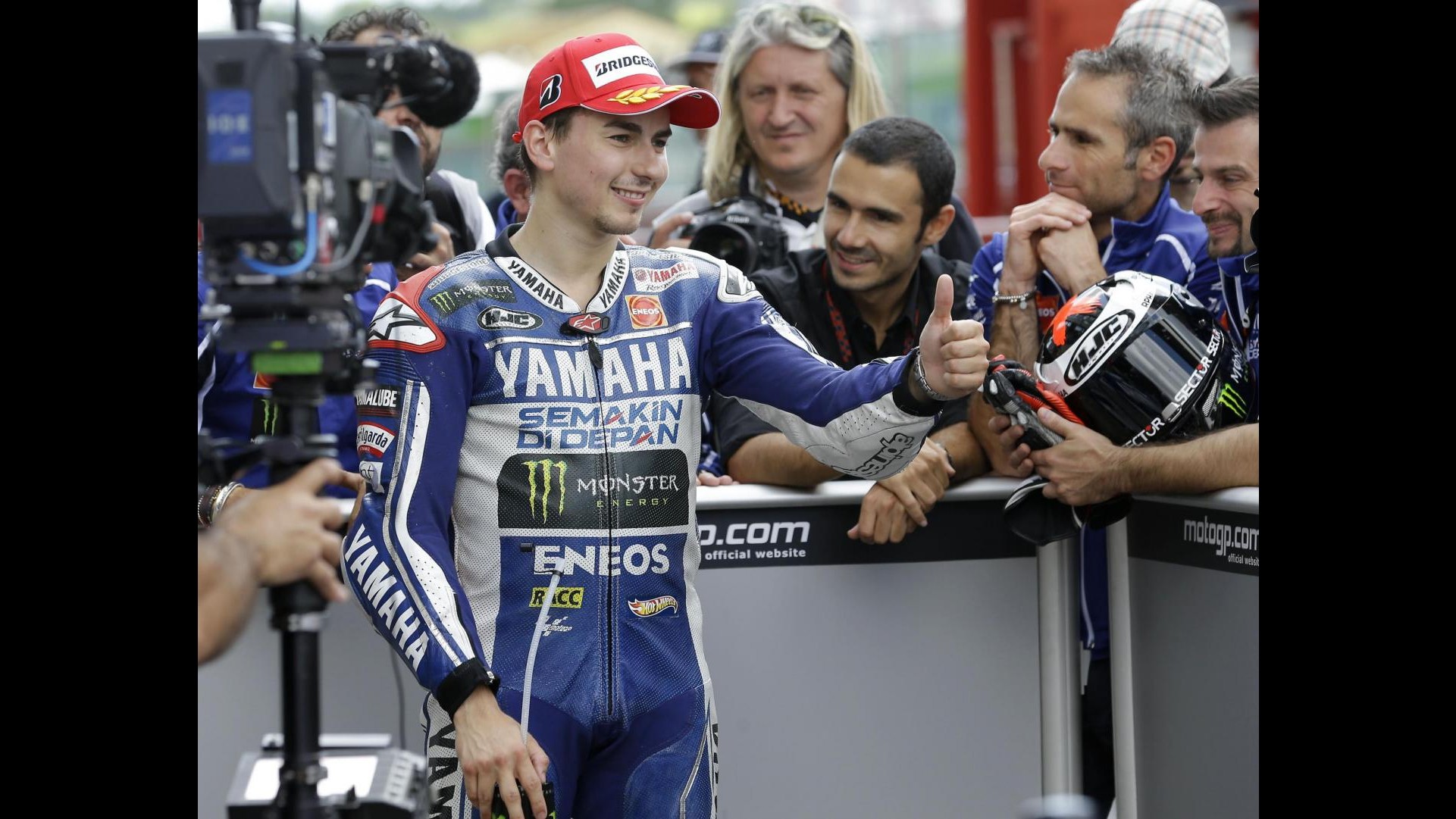 MotoGp, Lorenzo trionfa a Silverstone davanti a un eroico Marquez. Valentino Rossi 4°