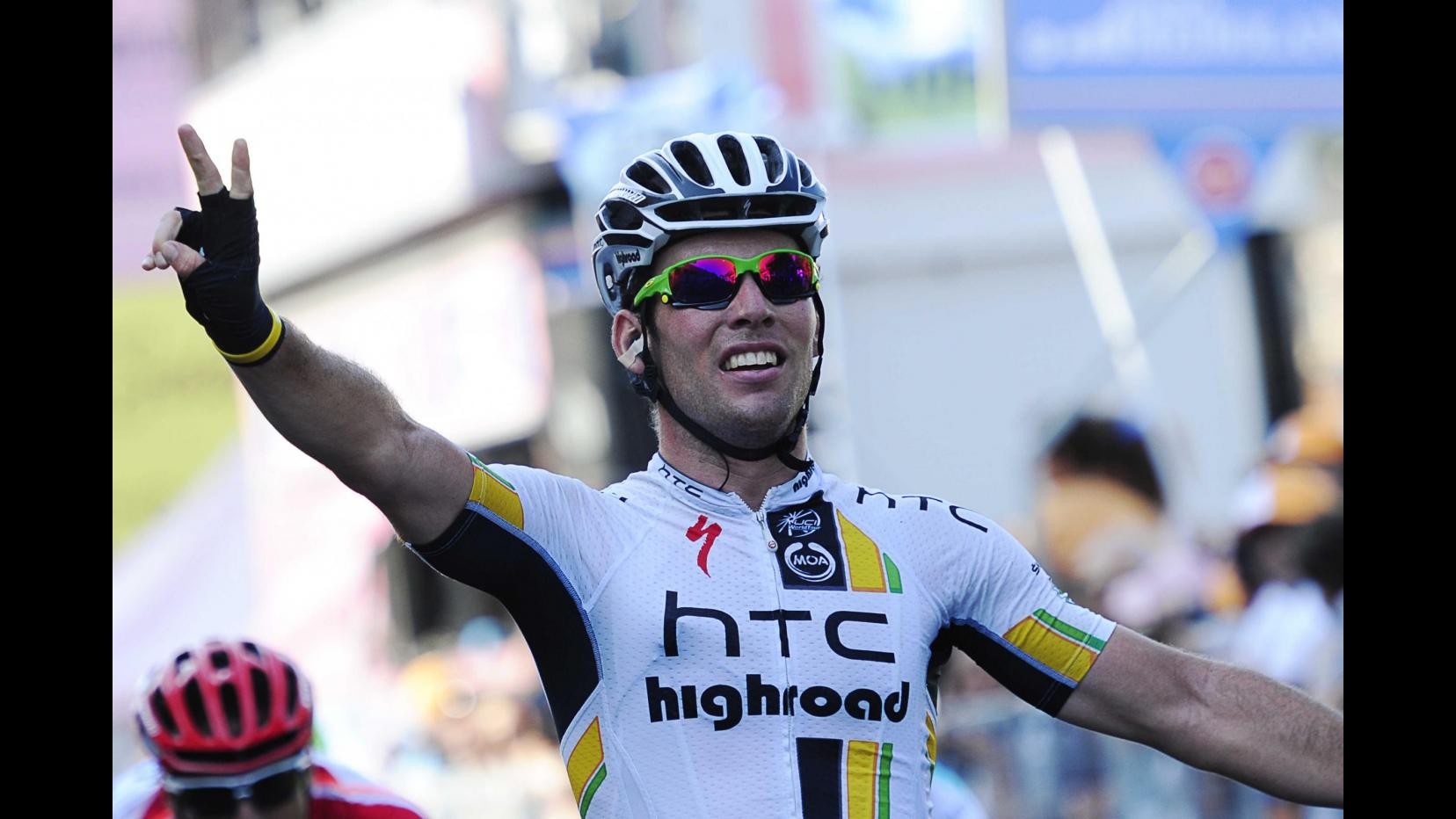 Tour de France, Mark Cavendish vince tappa delle tante cadute