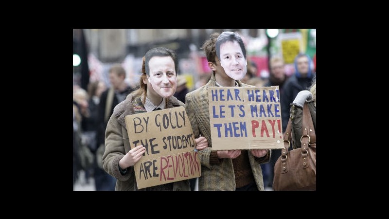 Studenti in marcia a Londra contro tagli e aumento tasse istruzione