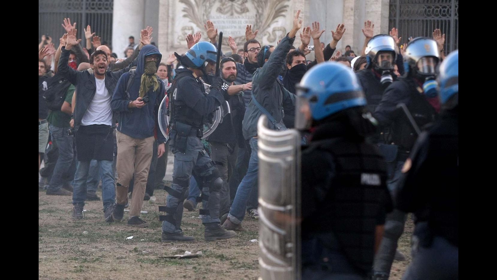 Indignati, arresti domiciliari a un altro 19enne a Roma
