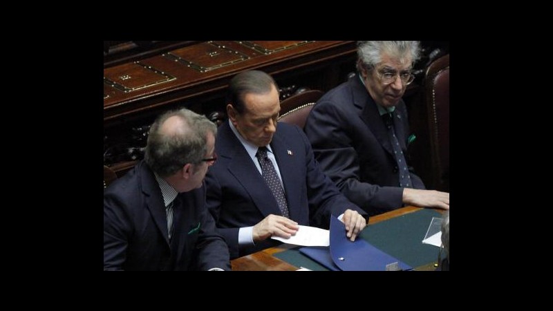 Berlusconi prende un appunto: ‘Dimissioni’