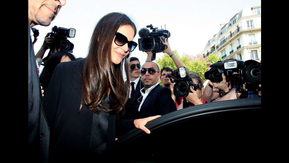 Katie Holmes vola in Francia per l’haute couture di Armani