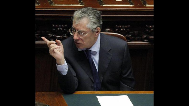 Botta e risposta tra Bossi e D’Alema: Che fate? Vi mandiamo a casa
