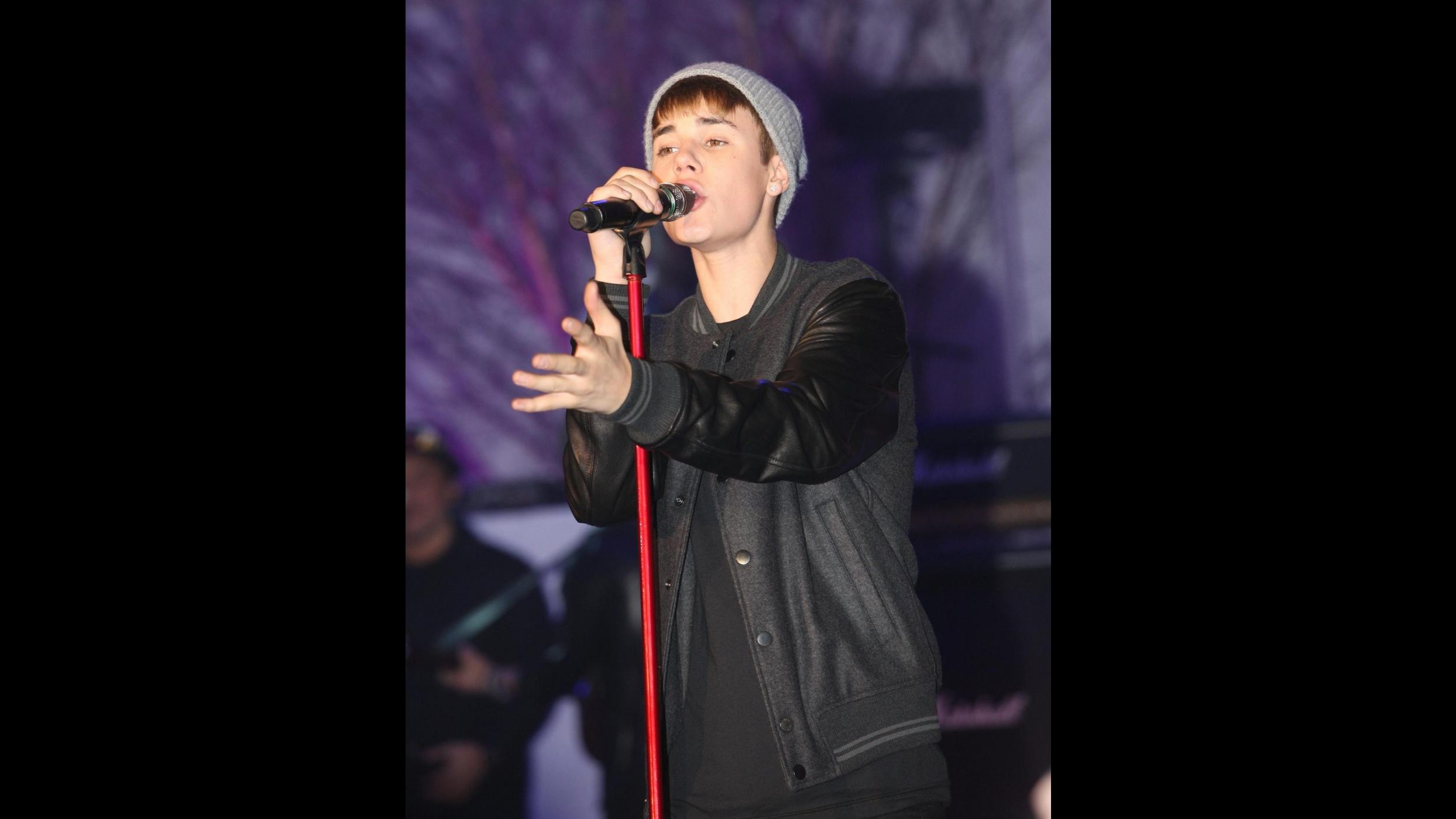 Justin Bieber accende le luci di Natale di Londra