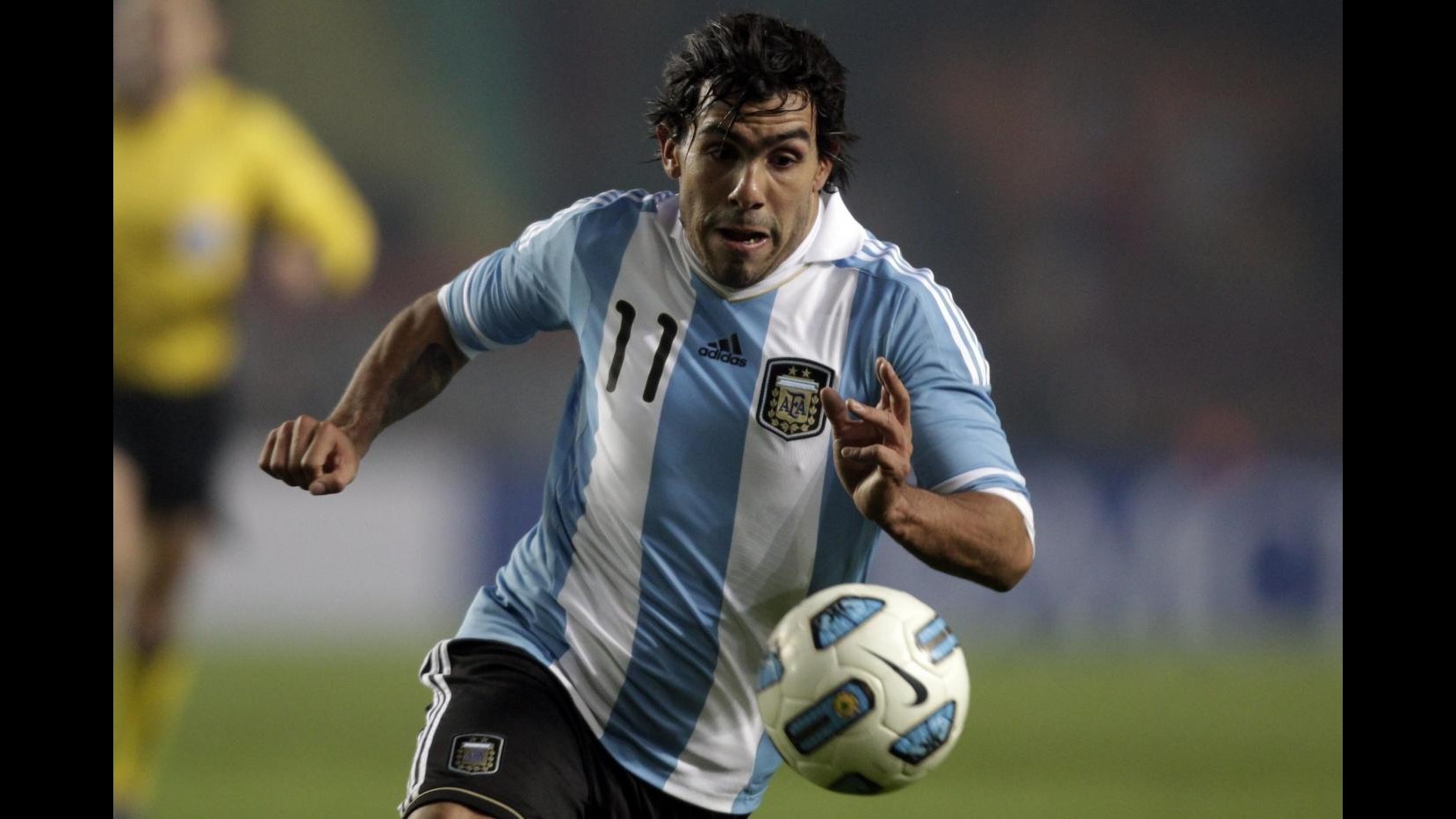 Calcio, Tevez: Lascio Manchester per star vicino ai miei figli