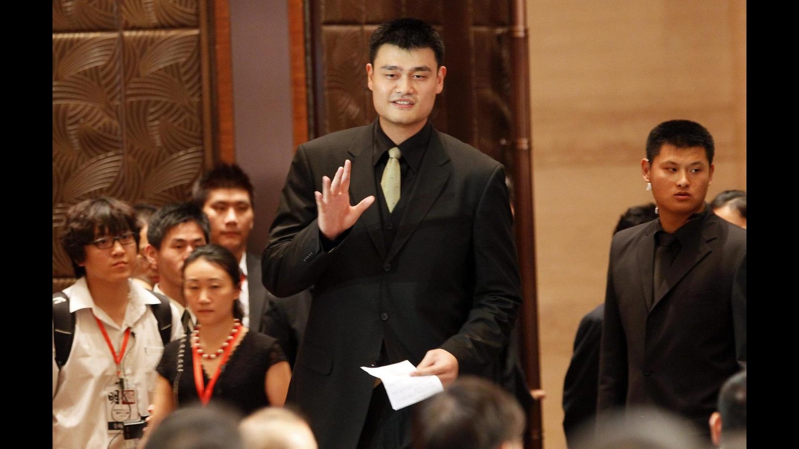 L’ex stella della Nba Yao Ming torna a scuola in Cina