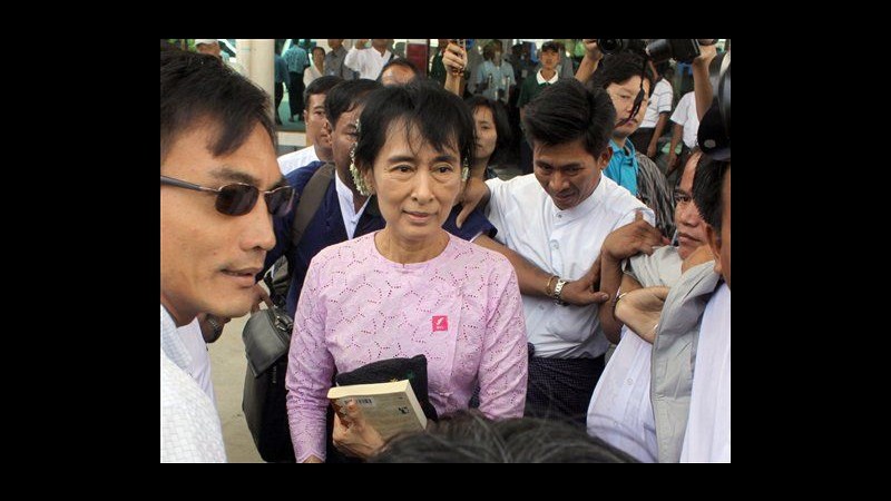 Birmania, Suu Kyi esce da Rangoon per prima volta dal rilascio