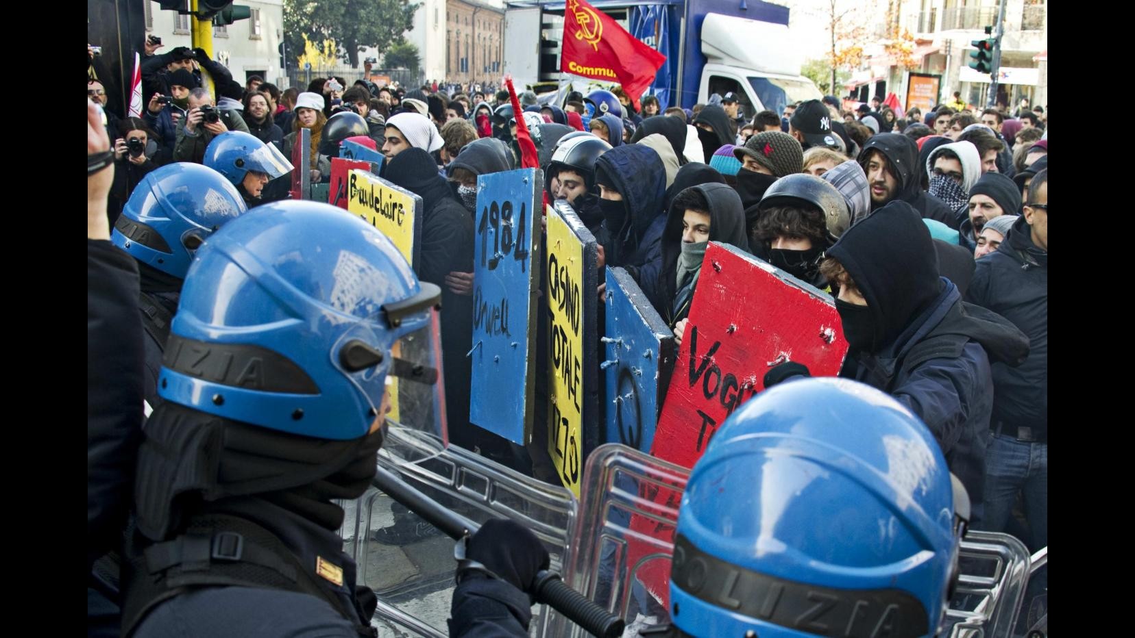 Studenti e Cobas in piazza, scontri a Milano e Torino
