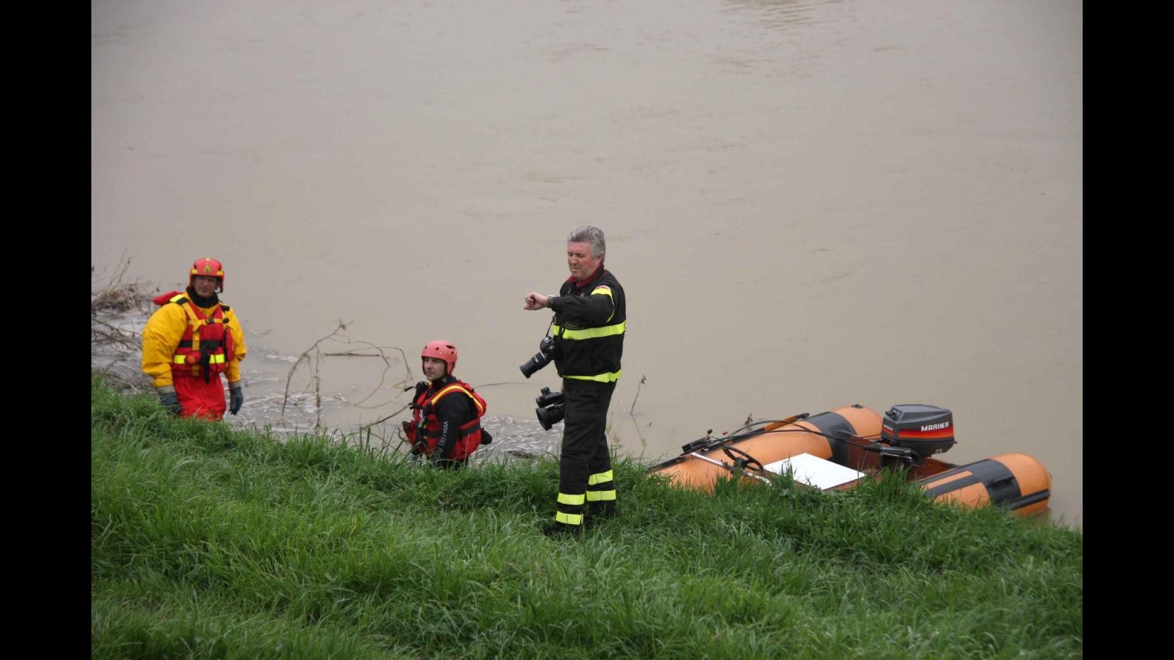 Maltempo, auto travolta da torrente a Matera, due dispersi