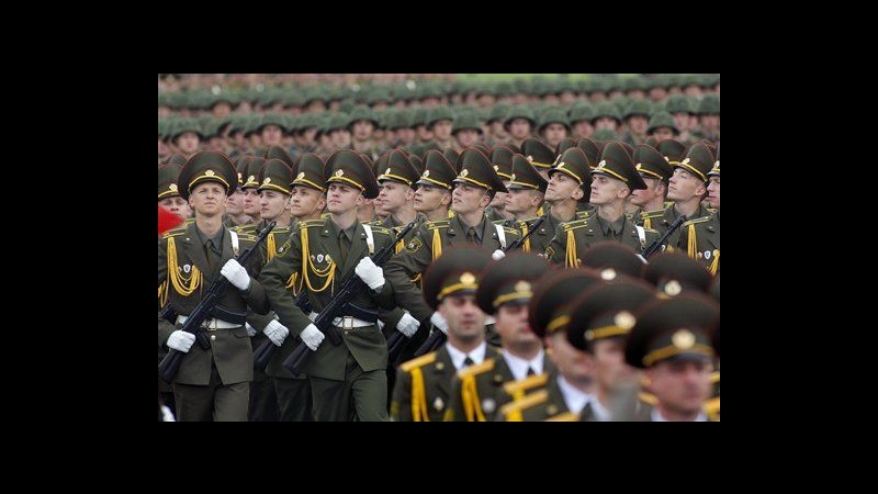 Bielorussia, polizia spara gas lacrimogeni contro manifestanti a Minsk