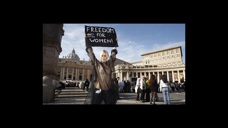 Scandalo in piazza San Pietro, donna in topless protesta prima Angelus