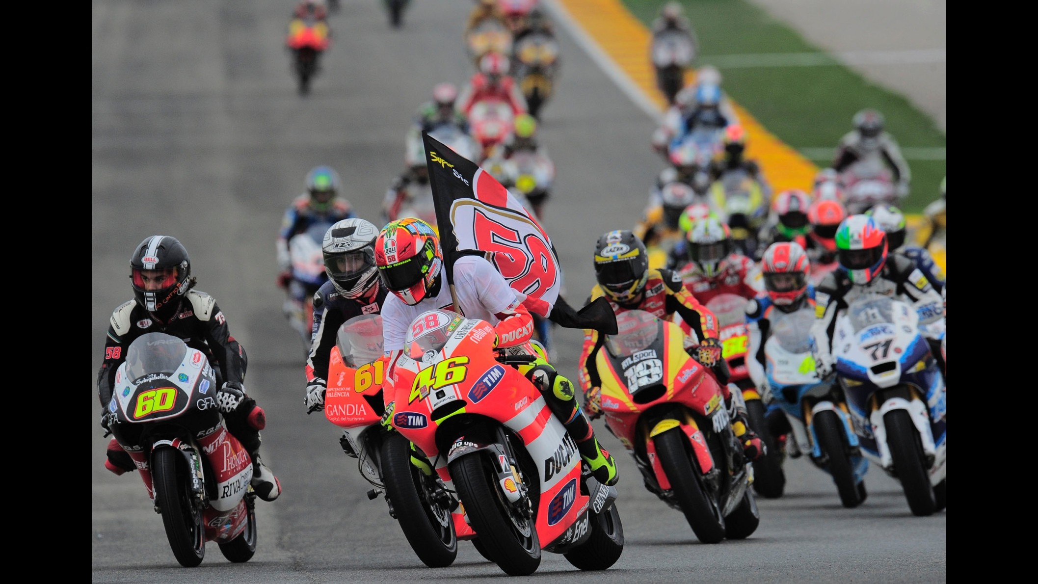 A Valencia la parata dei piloti in ricordo di Simoncelli