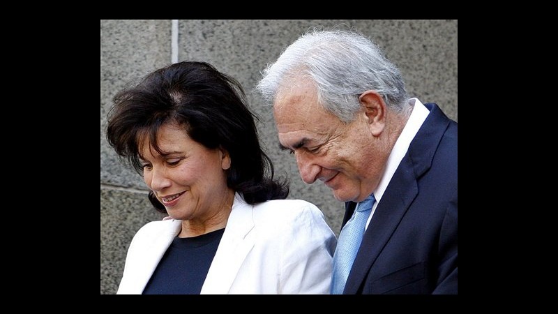 Strauss-Kahn lascia la residenza di New York dove scontava i domiciliari