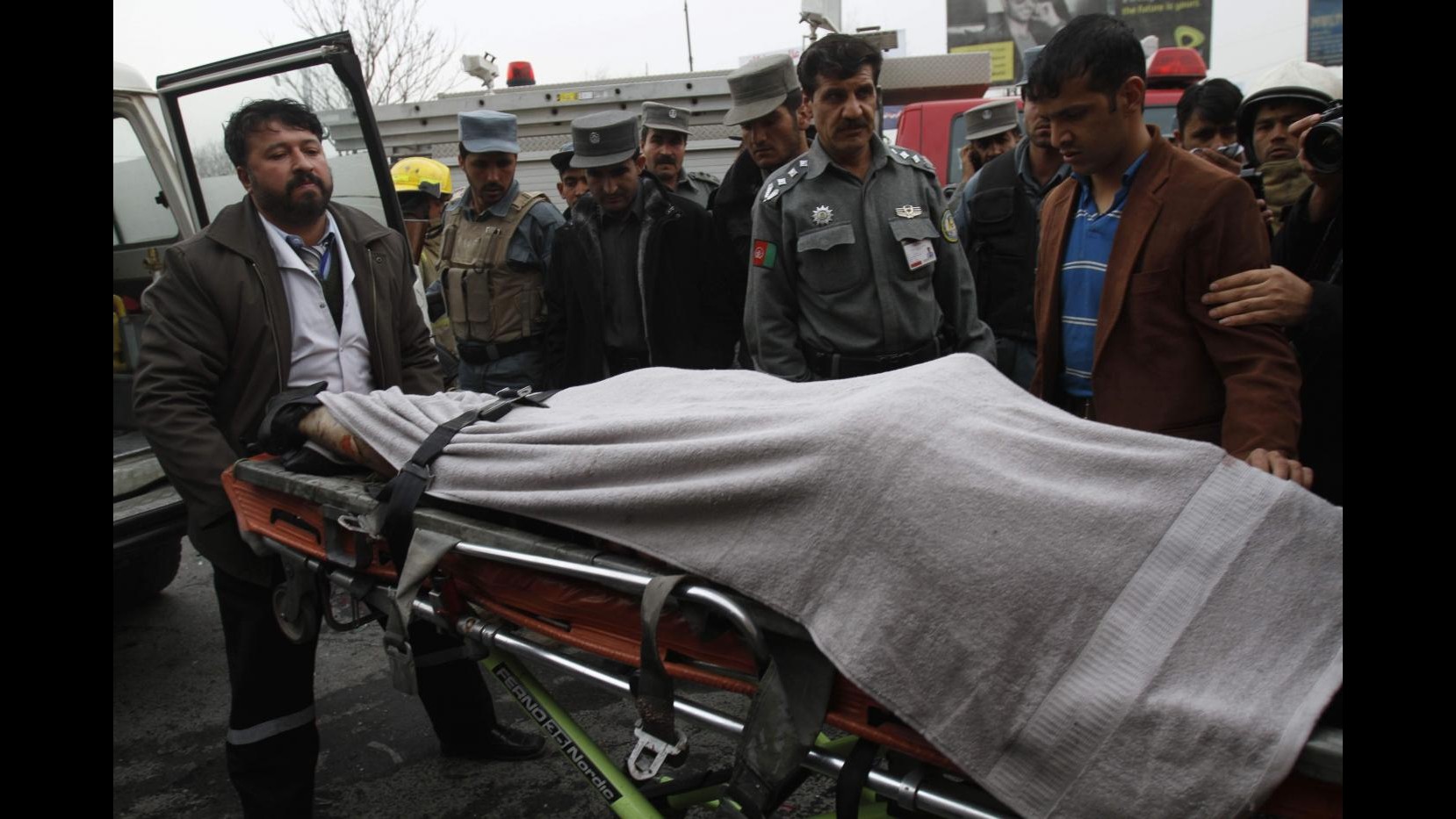 Afghanistan, furgone colpito da bomba a bordo strada: morti 13 civili