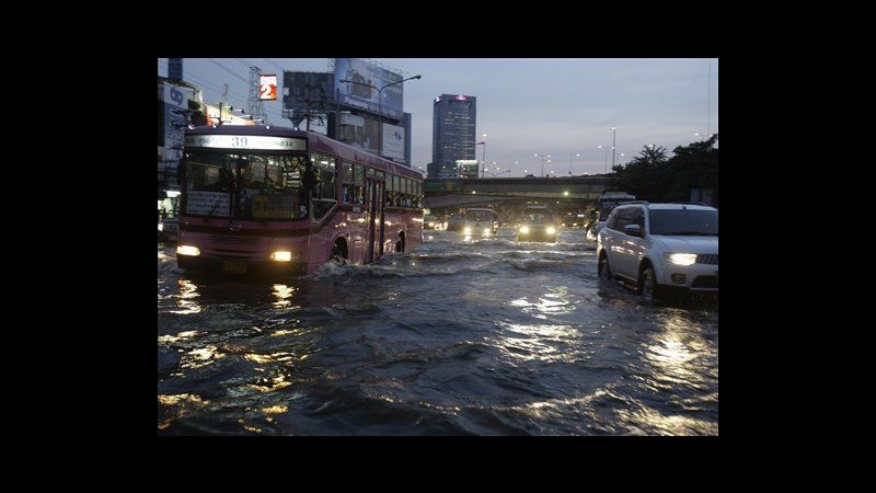 Thailandia, acqua alluvioni avanza verso distretto finanziario Bangkok