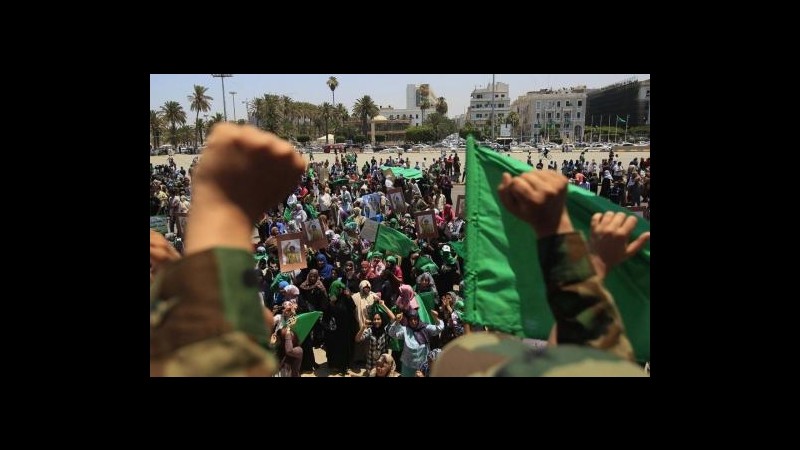 Libia, centinaia di sostenitori di Gheddafi manifestano a Tripoli