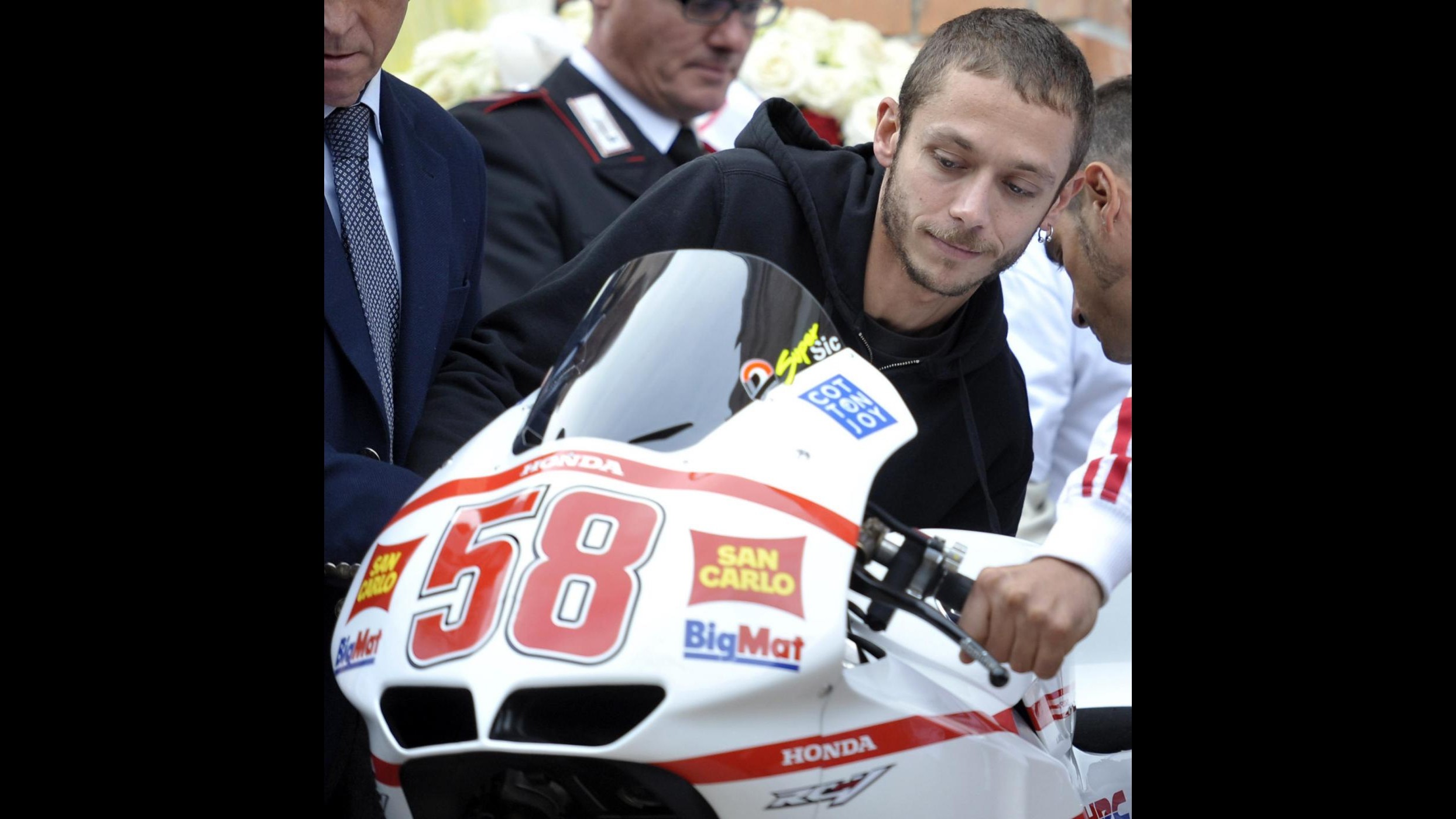 Rossi, a Valencia il 58 di Sic sul 46. Capirossi: Un onore correre col suo numero