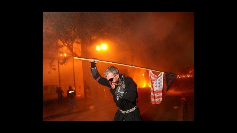 Occupy Wall Street, 103 arresti a Oakland dopo atti di vandalismo