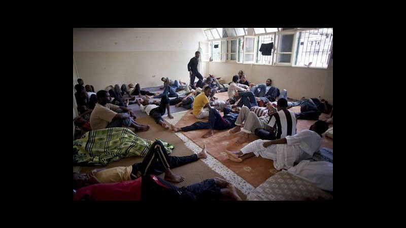 Libia, familiari detenuti protestano contro maltrattamenti in carcere