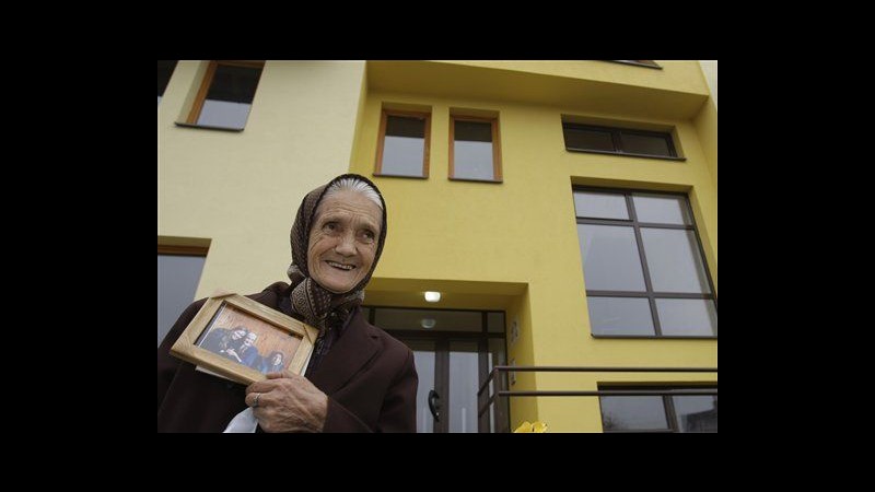 Bosnia-Erzegovina, rifugiati ricevono casa con aiuto di Angelina Jolie