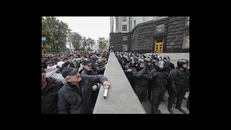 Ucraina, protesta a Kiev contro misure austerità