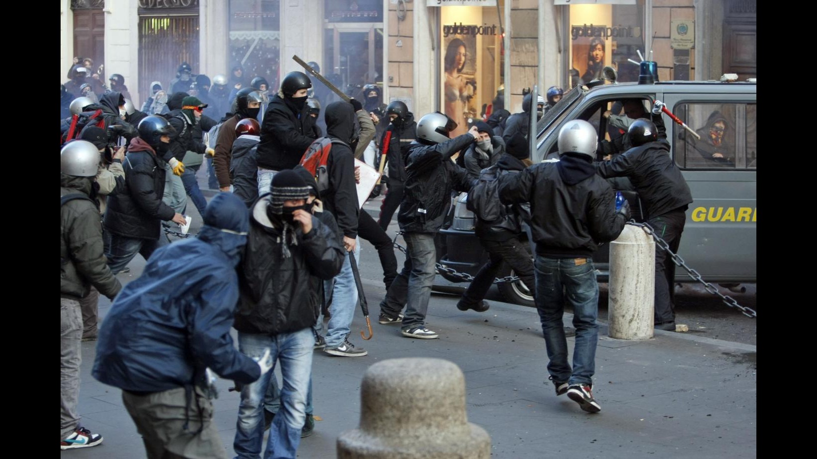 Roma, scontri tra studenti e polizia davanti a stazione Tiburtina
