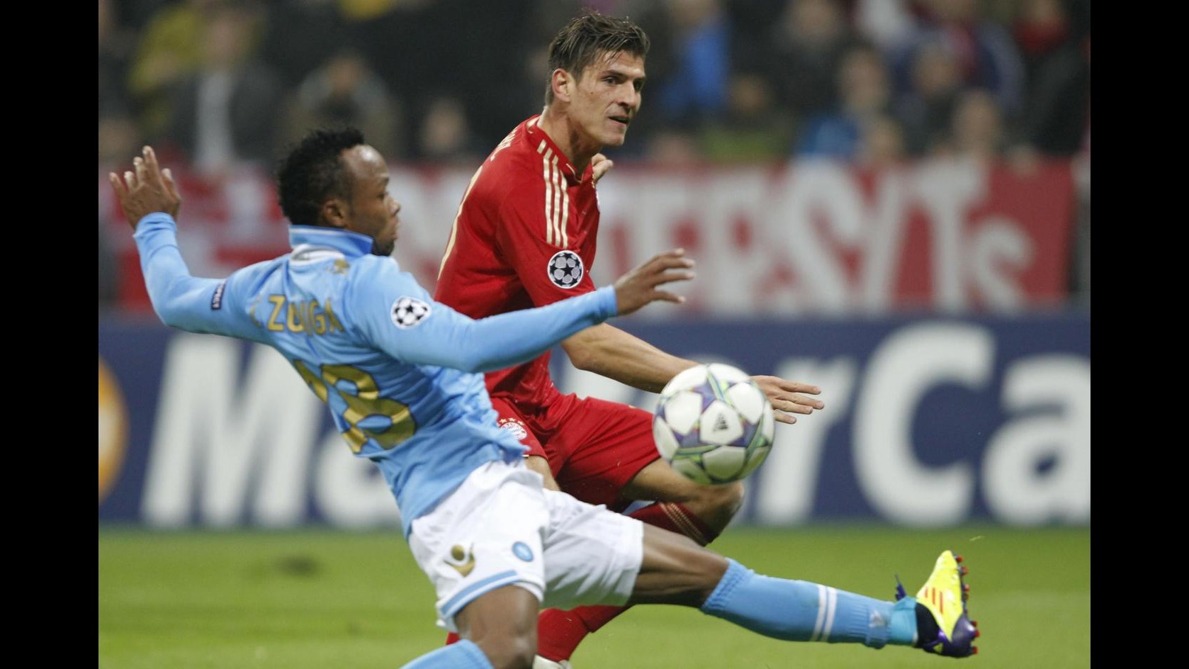 Champions League, tris Gomez al Napoli ma Fernandez spaventa il Bayern