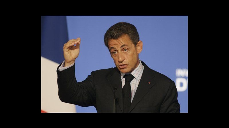 Sarkozy strattonato da sconosciuto, interviene bodyguard