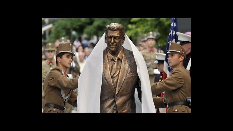 Ungheria, presentata a Budapest la nuova statua di Ronald Reagan