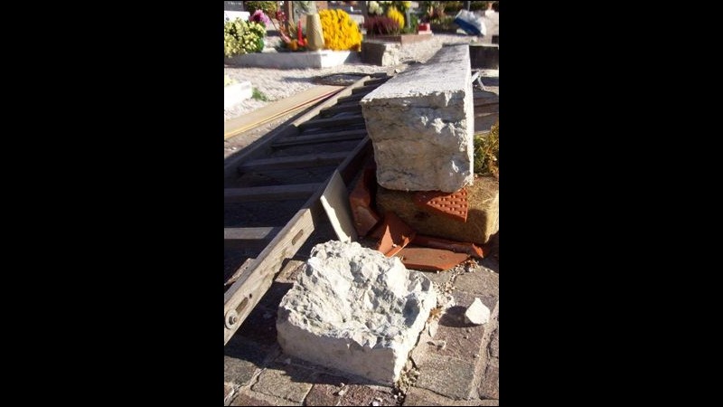 Trento, cede croce in cimitero per micro sismi, ferito ex sagrestano
